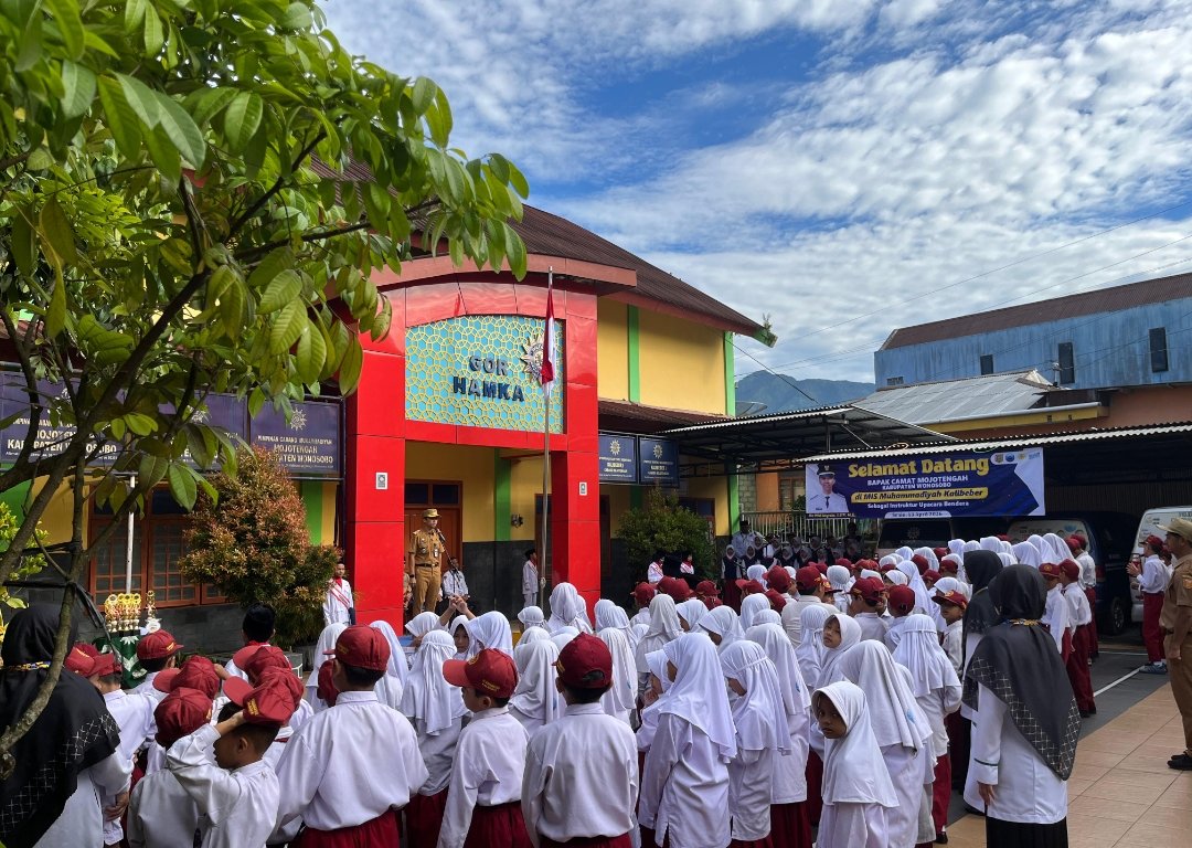 Camat Mojotengah Jadi Inspektur Upacara di MI Muhammadiyah Kalibeber, Dorong Sinergi dan Cegah Tiga Dosa Besar Pendidikan  - Gambar 3