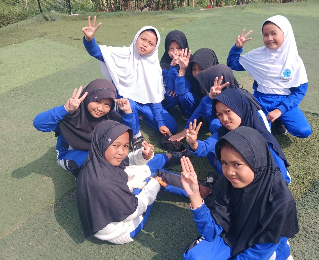 Tumbuhkan Disiplin dan Ekoteologi, Siswa MI Hamka Wonosobo Belajar Langsung di Terminal Mendolo serta Swiss van Java - Gambar 14