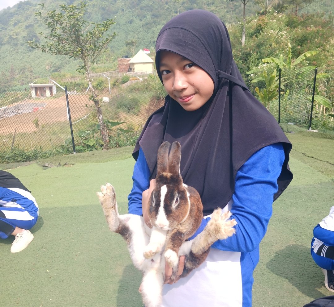 Tumbuhkan Disiplin dan Ekoteologi, Siswa MI Hamka Wonosobo Belajar Langsung di Terminal Mendolo serta Swiss van Java - Gambar 13