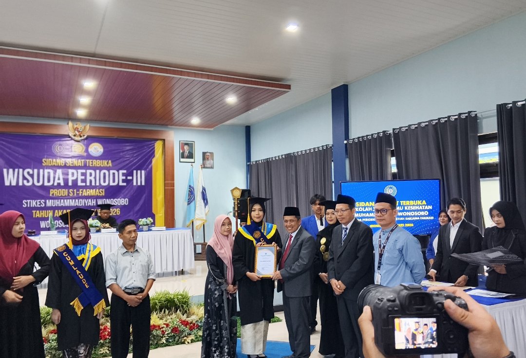 Stikesmu Wonosobo Wisuda 23 Sarjana Farmasi, Bupati Afif Dorong Percepatan Regenerasi SDM Kesehatan - Gambar 9