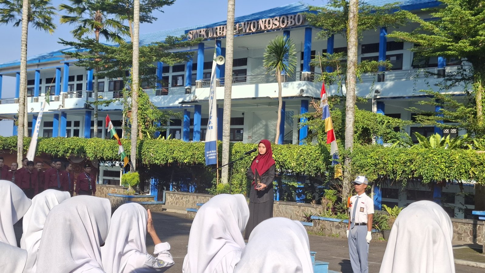 Pesan Mendalam Pembina Upacara SMK Mutu Wonosobo: Ilmu Membawa Kita Mendunia, Karakter Membuat Dunia Menerima Kita - Gambar 1