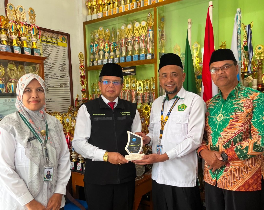 Ajarkan Kasih Sayang pada Makhluk Hidup, MI Hamka Wonosobo Bagikan Bibit Ayam dan Cabai ke Siswa Baru - Gambar 6