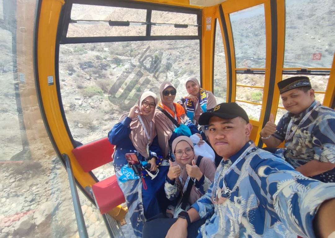 Intip Keseruan Jemaah KBIHU Gema Arafah Jajal Kereta Gantung Tertinggi dan Borong Parfum Mawar Legendaris di Thaif - Gambar 1