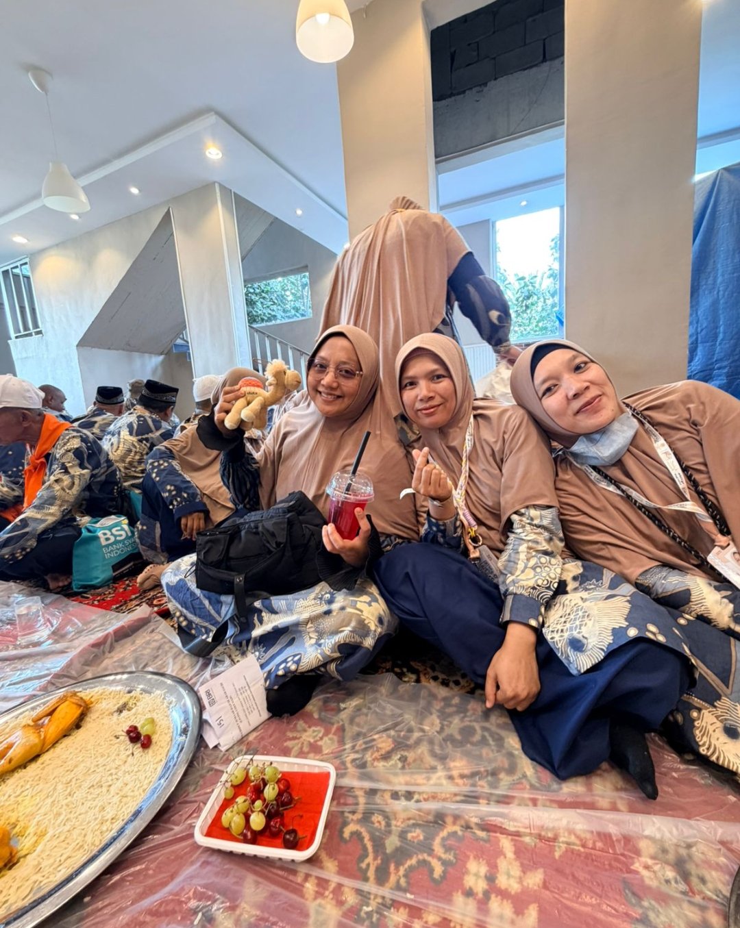 Sempat Drop Usai dari Nafarsani, Jamaah KBIH Gema Arafah Langsung Gelar Mukbang Nasi Mandi dan Kunafa di Thaif ! - Gambar 3
