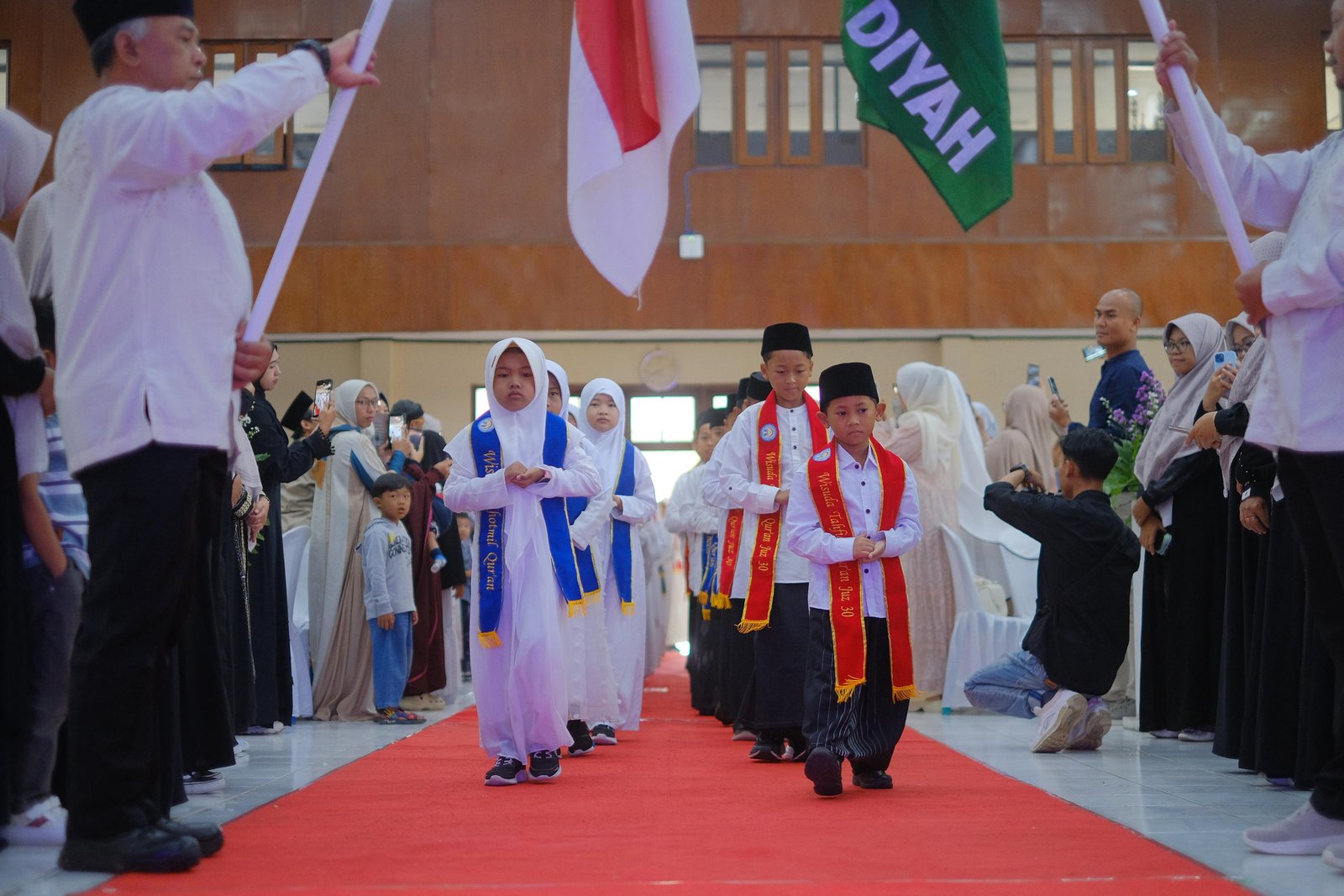 Pertama di Wonosobo, Guru SD MBF Al Adzkiya Wisuda Tasmi 1 Juz Sekali Duduk, Cetak Guardians of the Qur'an  - Gambar 2